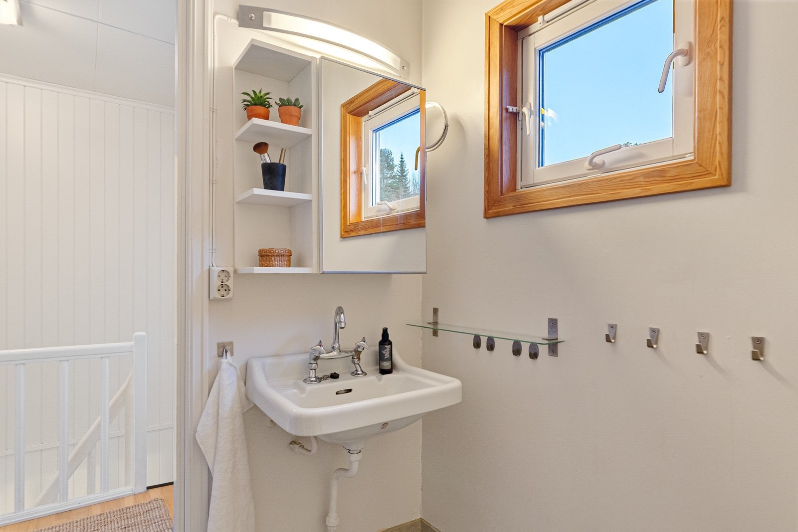 Utstyrt med dusjkabinett, servant, naturlig avtrekk og wc. Galleribilde