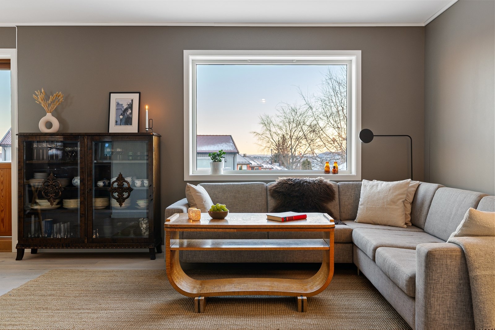 Store vindusflater gir rikelig med naturlig lys og en behagelig atmosfære. Galleribilde