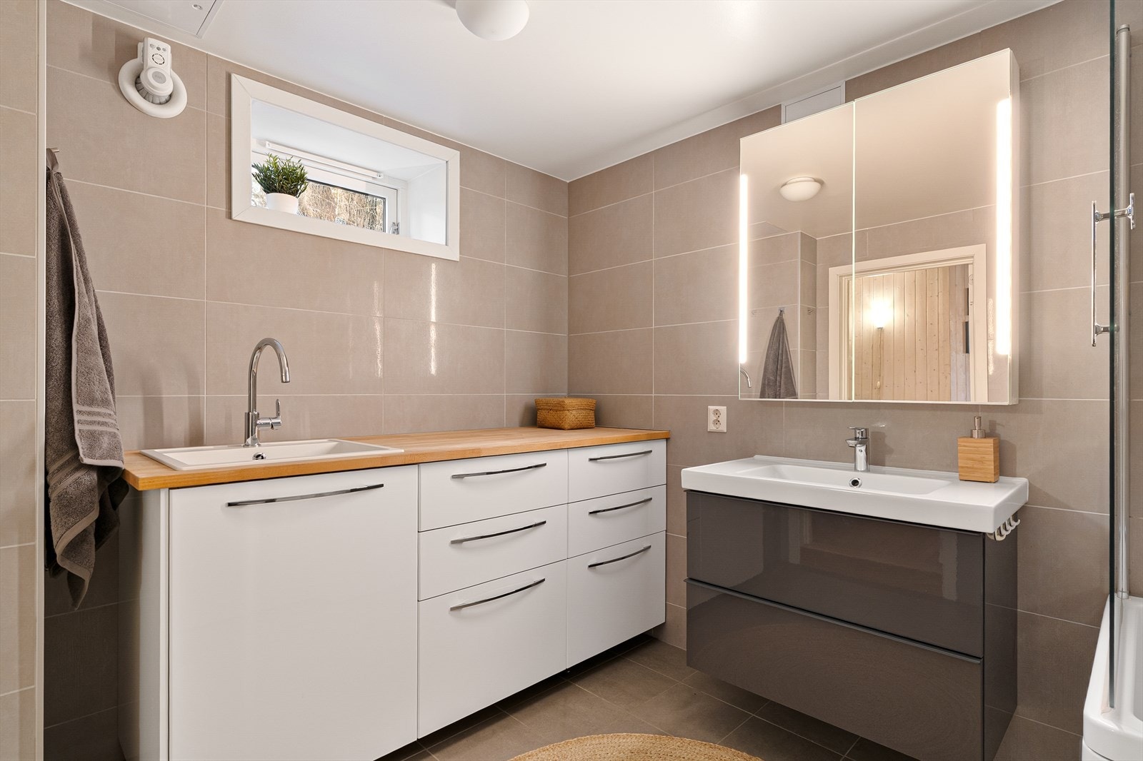 Utstyrt med badekar, gulvvarme, mekanisk avtrekk, opplegg for vaskemaskin, servant i servantskap, veggmontert wc og skyllekum. Galleribilde