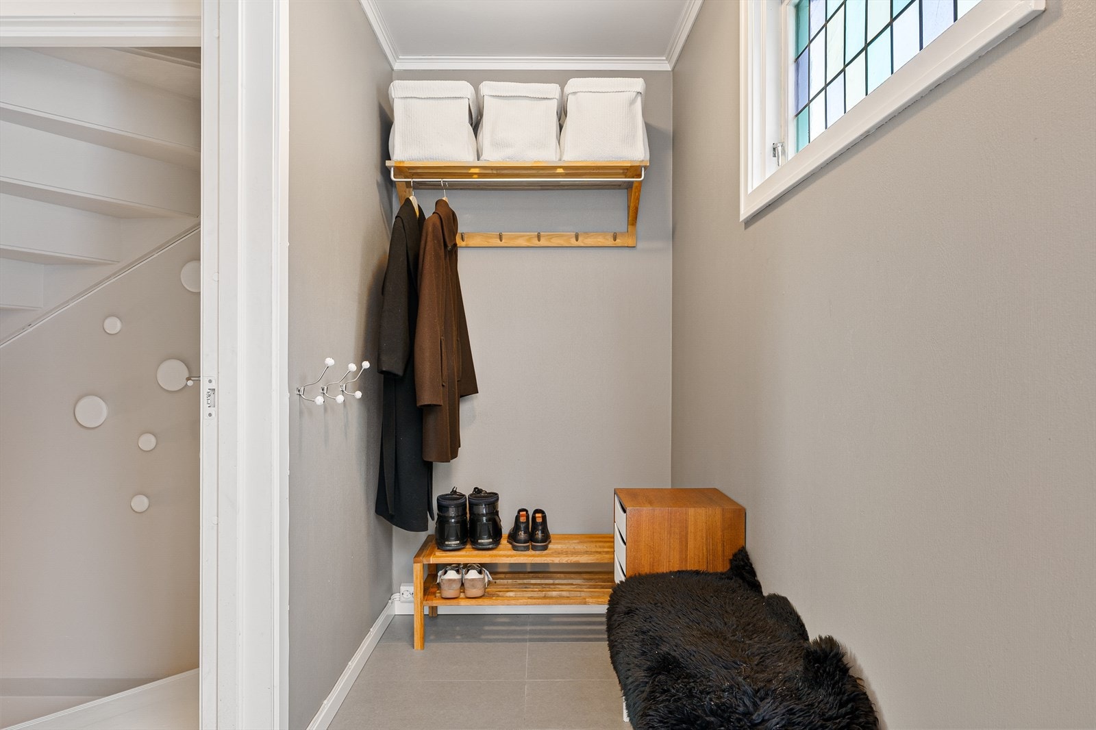 Gangen ble samtidig som stue og kjøkken oppgradert i 2022. Galleribilde