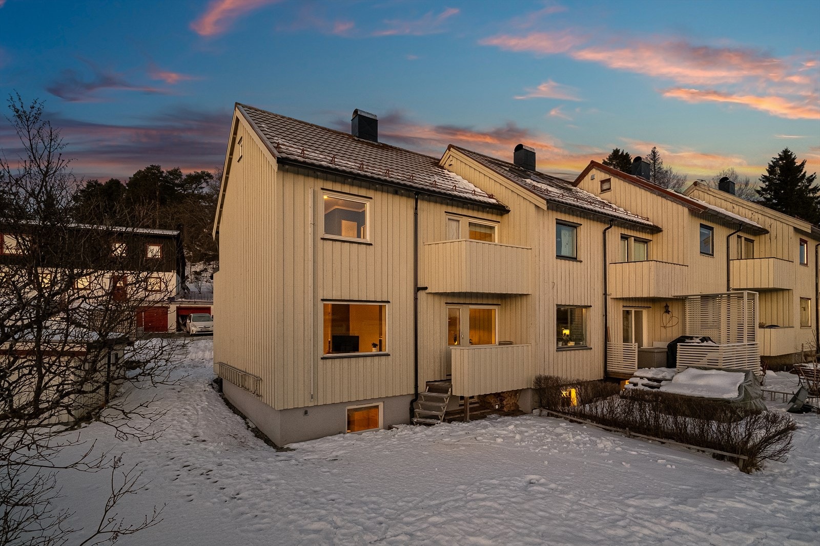 Utgang til balkong med videre adkomst til hageområde. Galleribilde