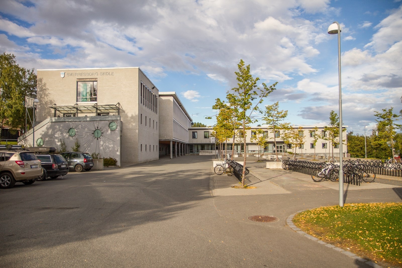 Boligen sokner til Sverresborg skole og Åsveien skole. Det er gangavstand til begge skolene. Galleribilde