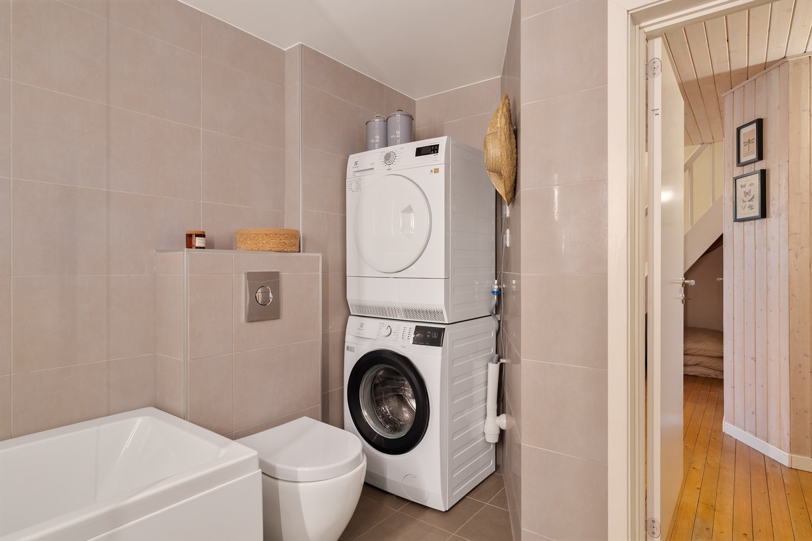 Alle vannrør og avløpsrør (inkludert soil rør) i kjeller ble byttet ut med nye i forbindelse med oppgradering av bad/vaskerom. Galleribilde