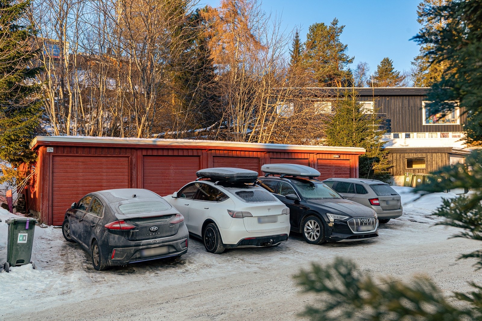 Det medfølger garasje (nummer to fra venstre). I tillegg er det parkeringsplass foran garasje. Galleribilde
