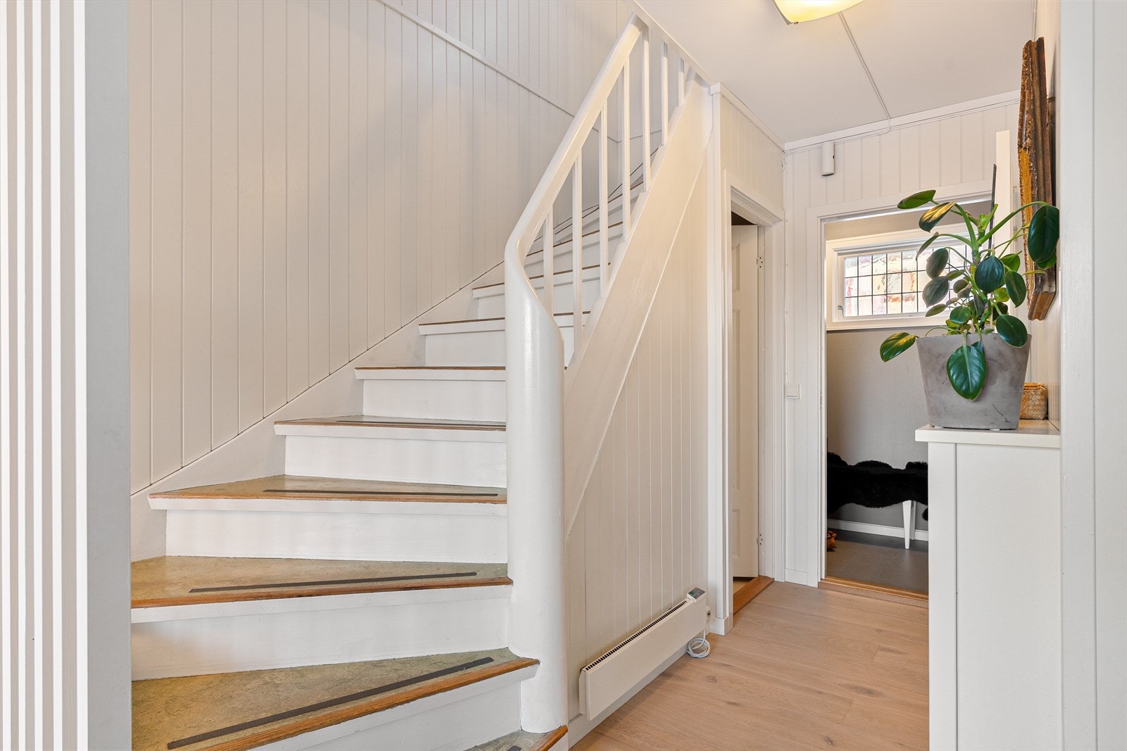 Denne trappen leder opp til 2. etasje i en bolig med tre etasjer og loft. Galleribilde