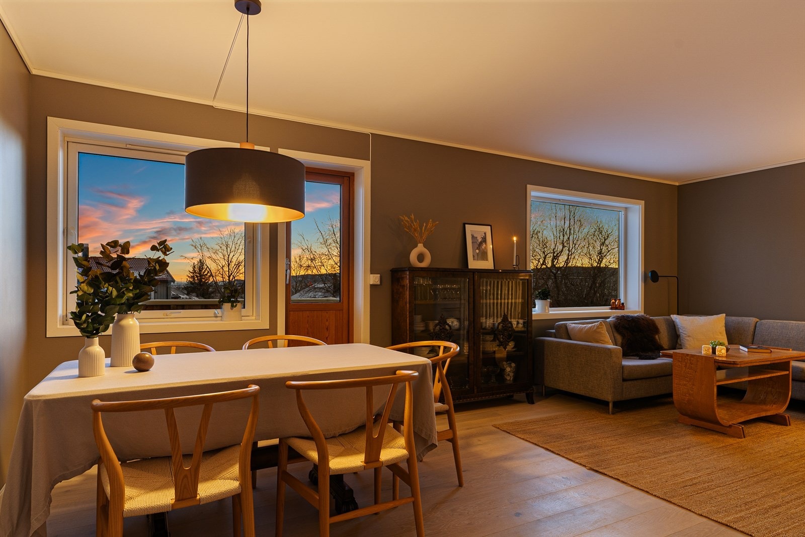 Rommet har god plass til både spisebord, sofagruppe og øvrig møblement. Galleribilde