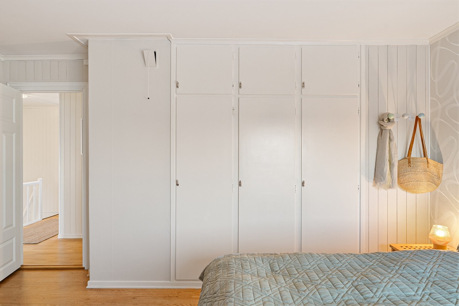 Her er det god plass til seng, nattbord og oppbevaring. Galleribilde