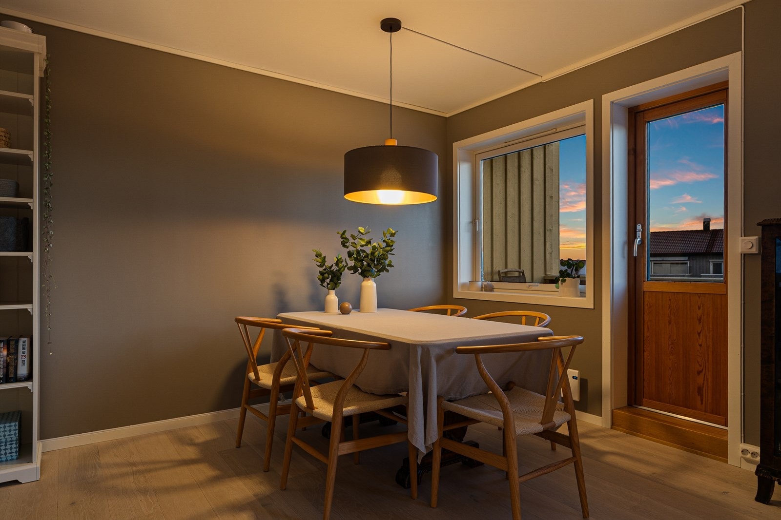 1. etasje inneholder stue, kjøkken og vindfang, samt balkong på 2,5 kvm. Galleribilde