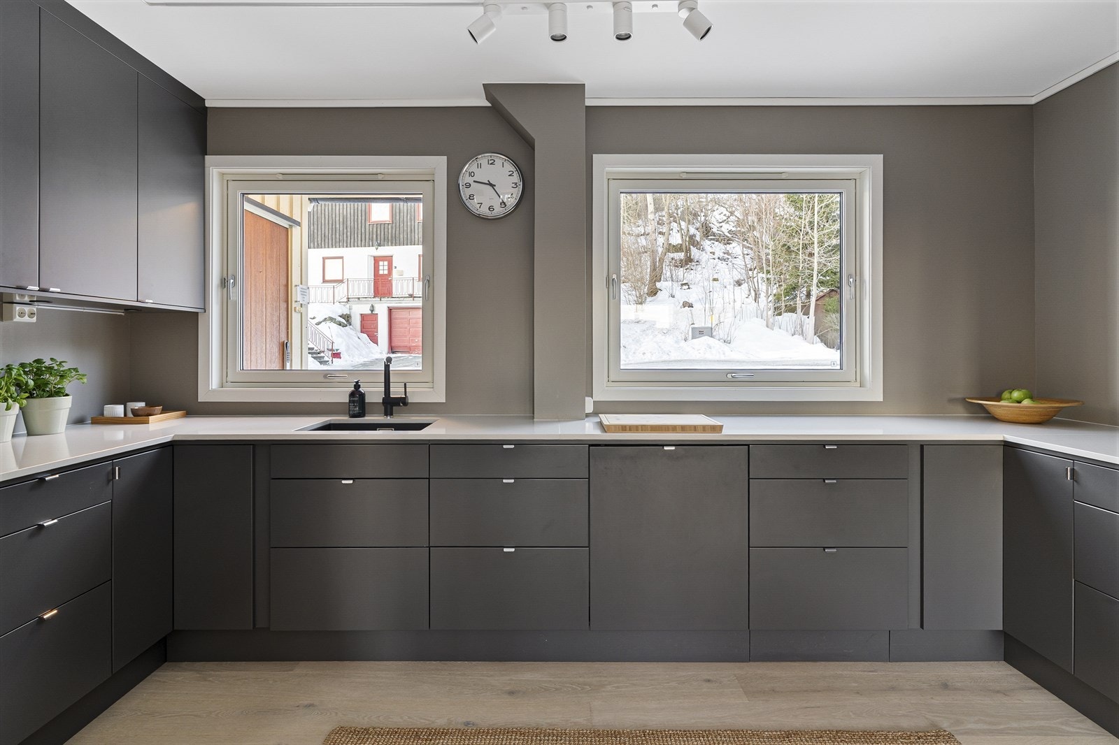 Det er integrert platetopp, stekeovn, mikroovn og oppvaskmaskin. Galleribilde