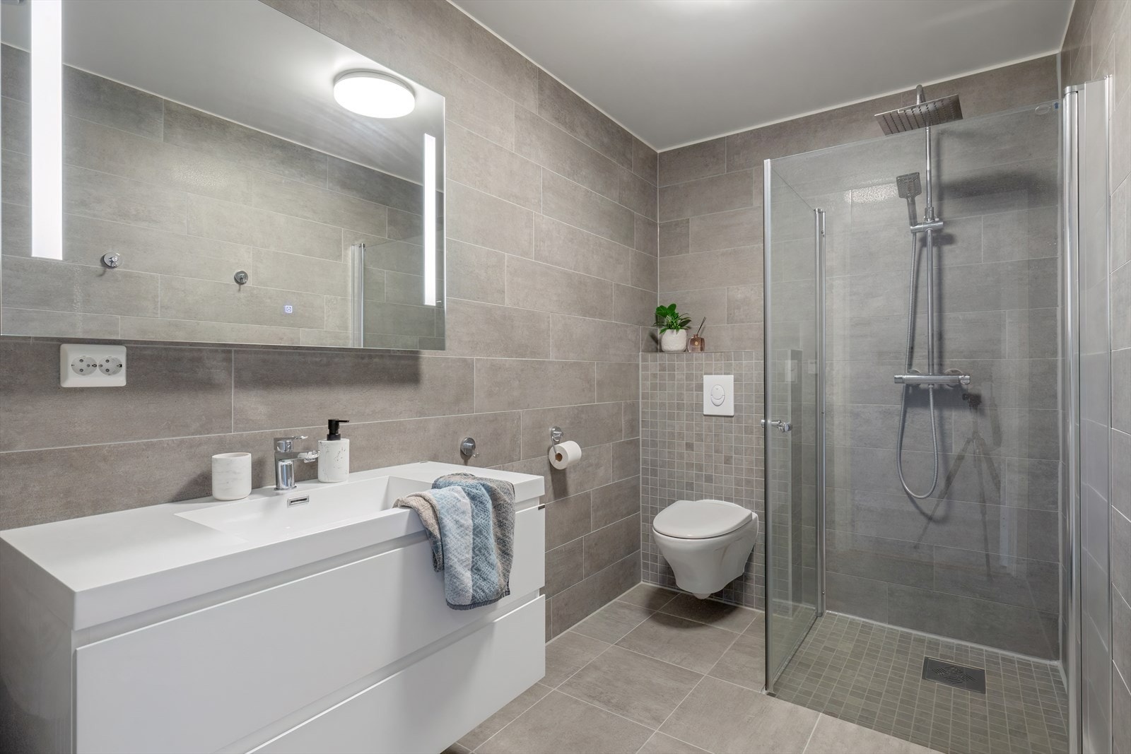 Bad u.etg. - helfliset med vannbåren gulvvarme Galleribilde