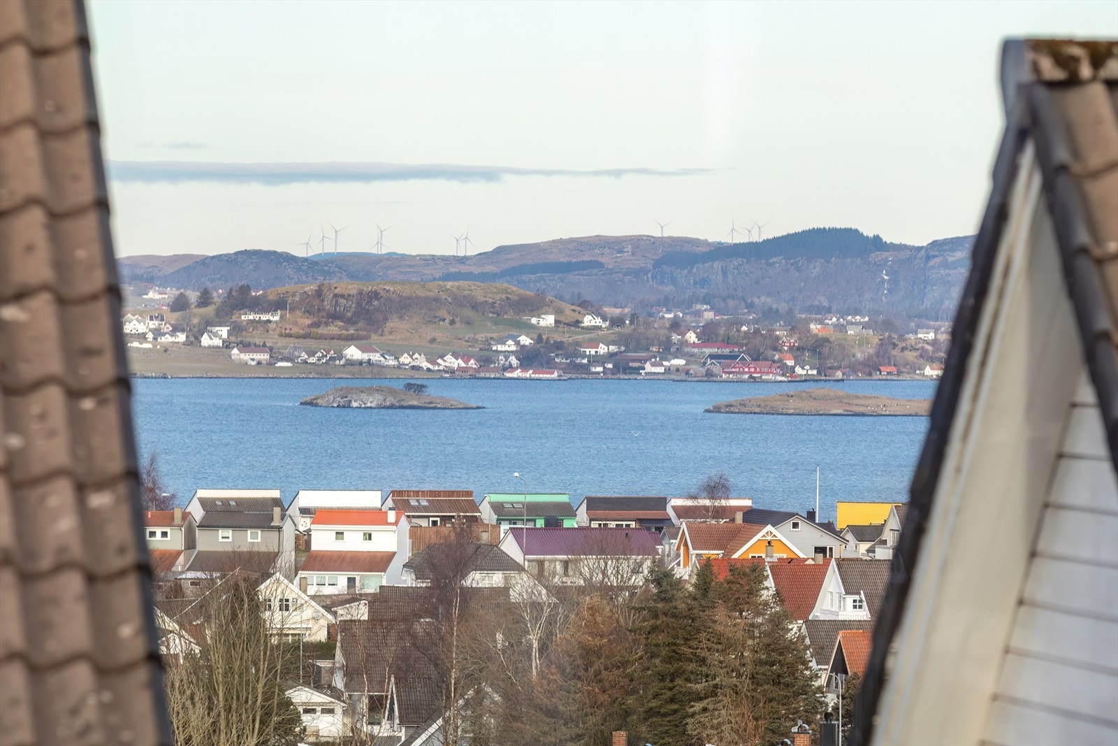 Stue - flott utsikt mot fjorden Galleribilde