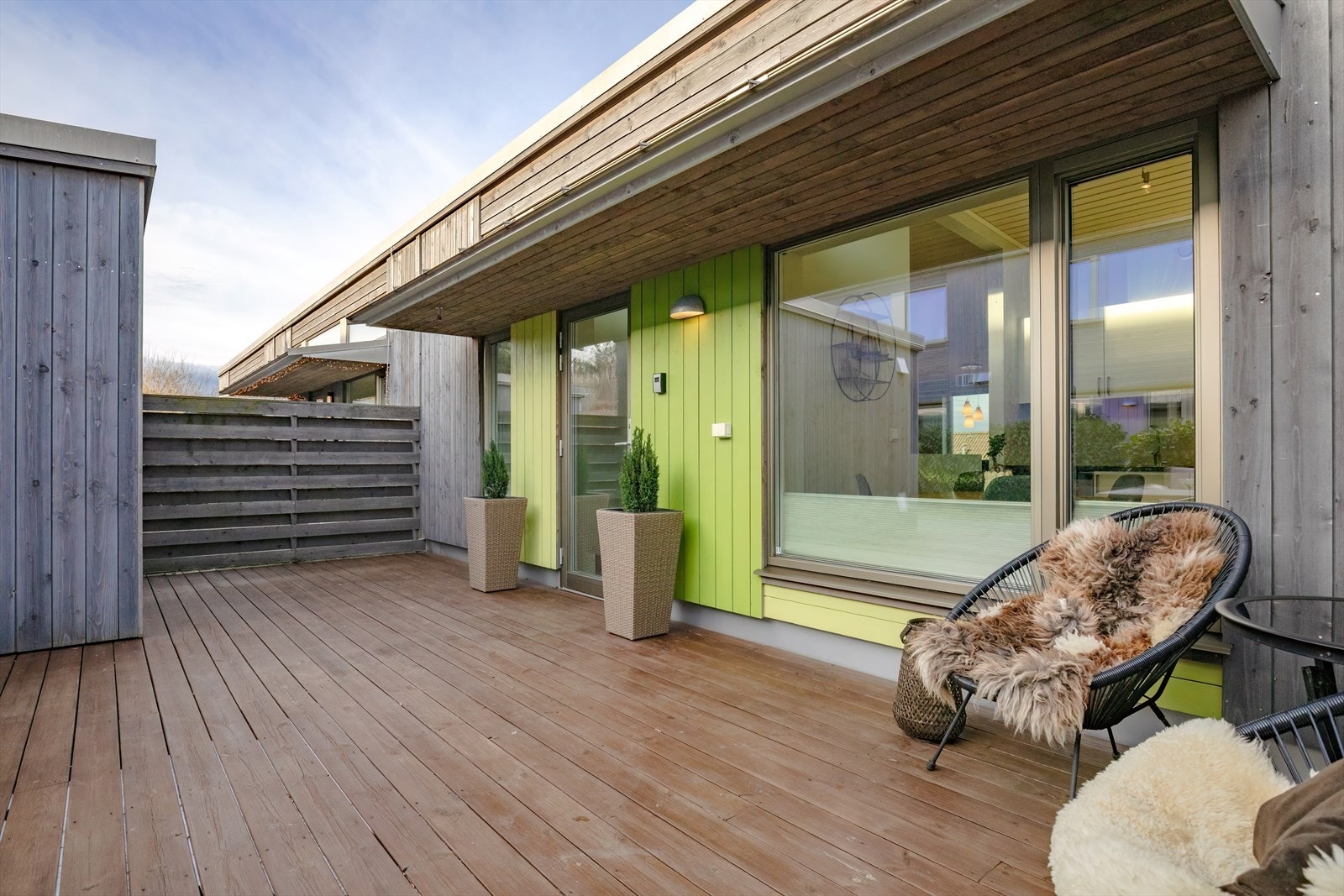 Terrasse - utvendig bod ved inngangsdør Galleribilde