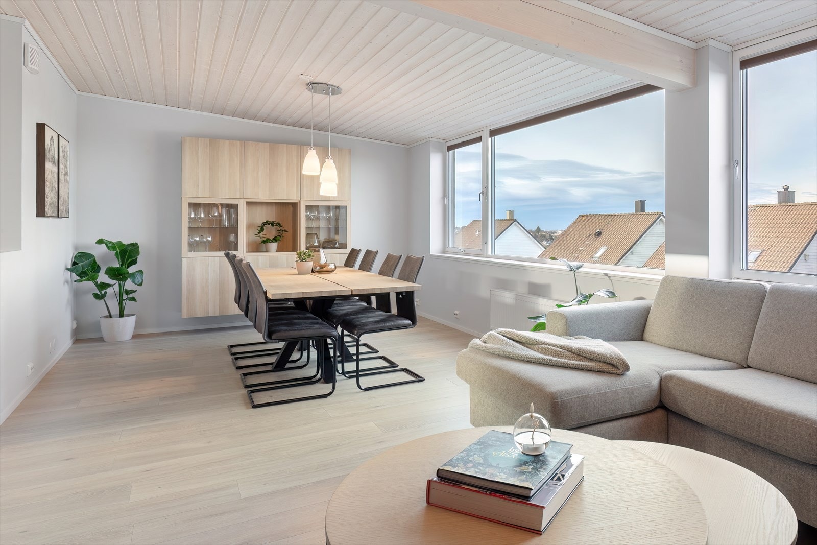 Stue - store vindusflater forsterker den flotte utsikten Galleribilde