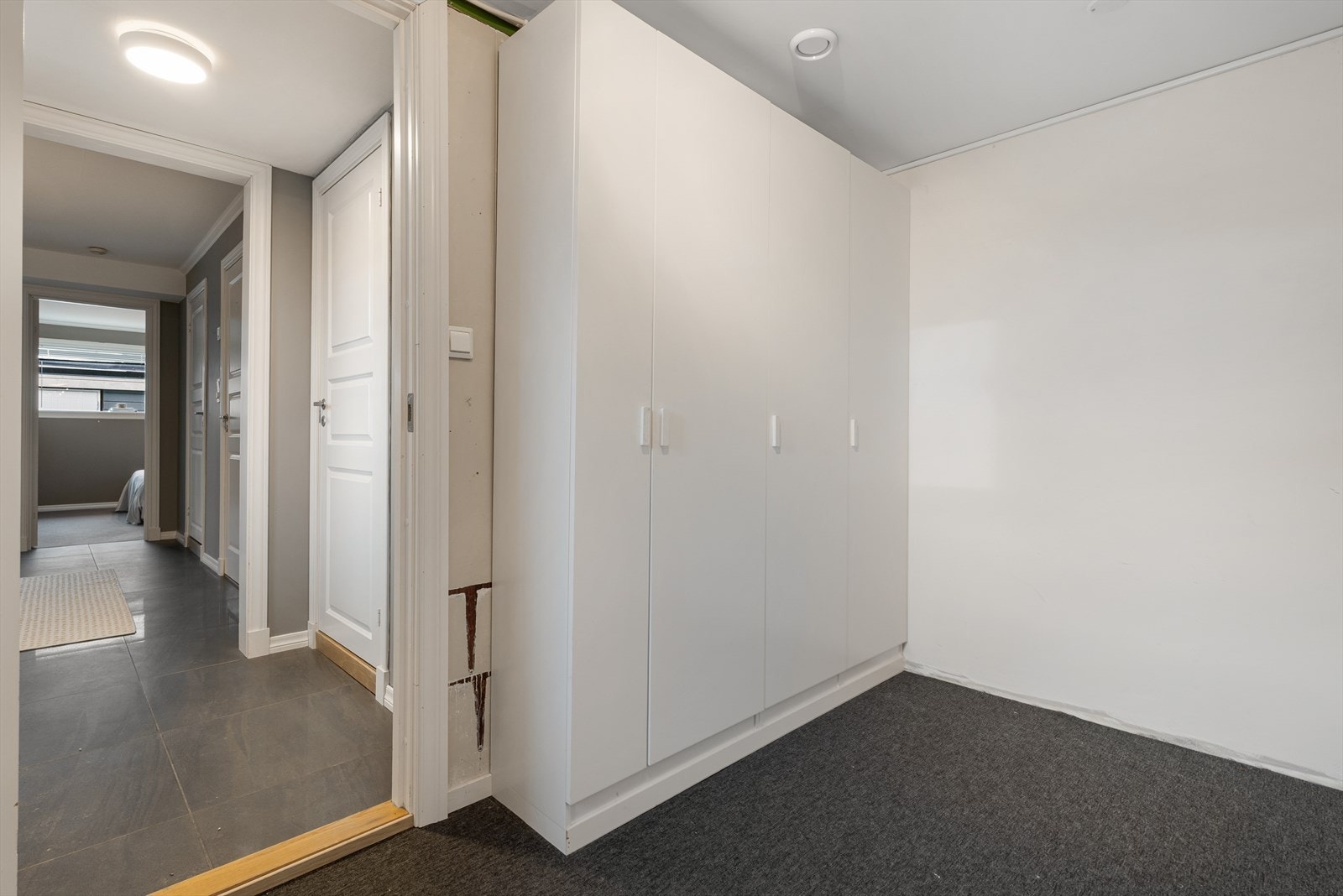 Innredet bod ved inngangspartiet Galleribilde