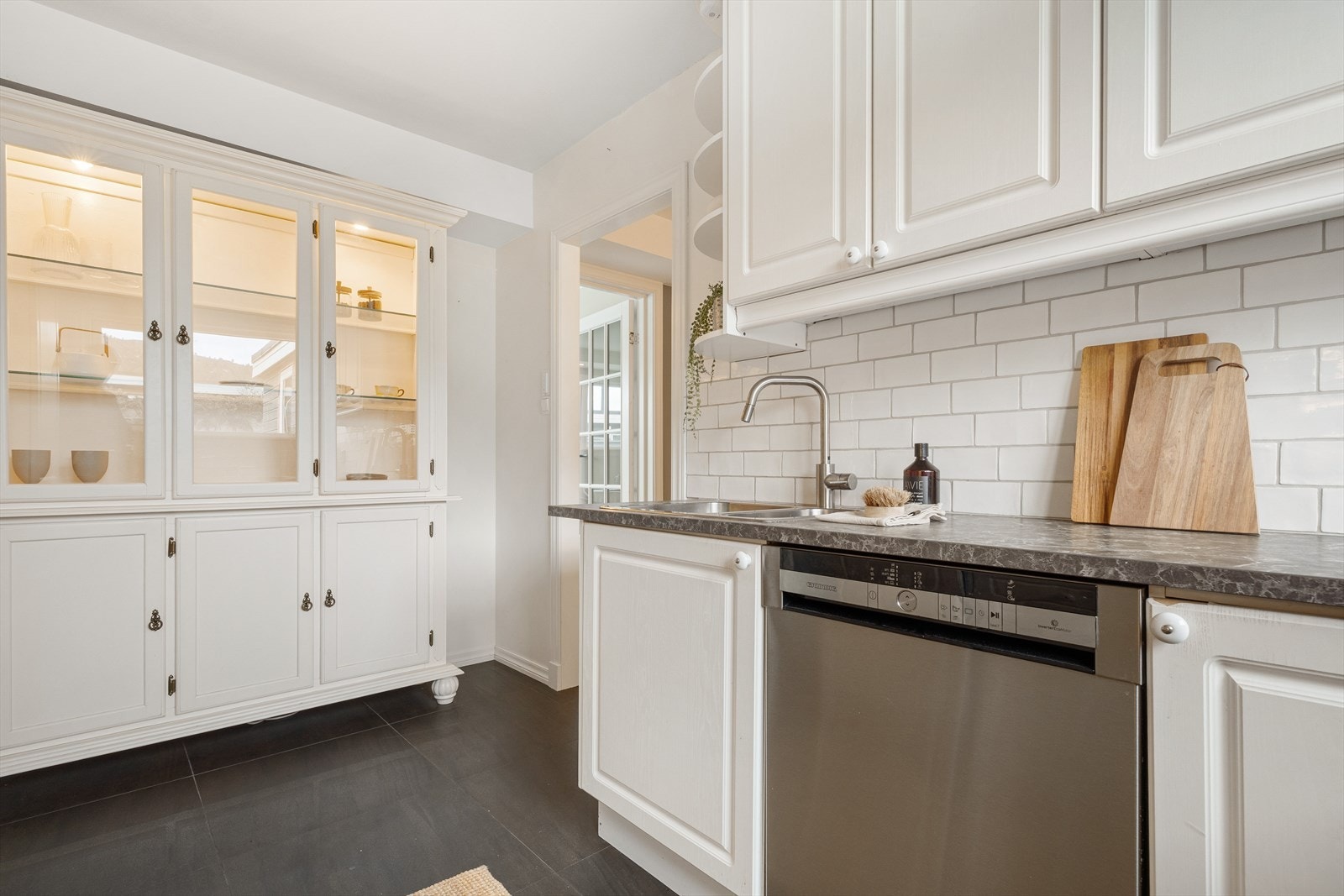 Hvit kjøkkeninnredning med profilerte fronter Galleribilde