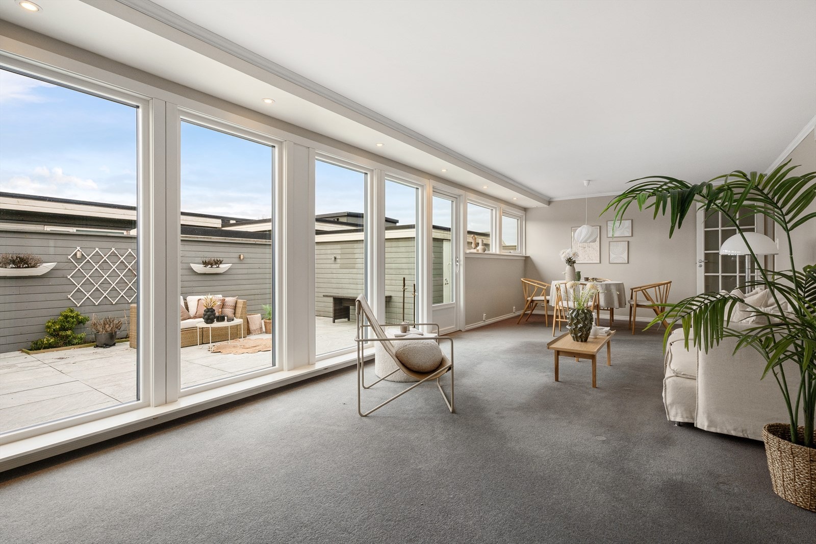 34 kvm. stue med utgang til 55 kvm. solrik terrasse/atrium Galleribilde