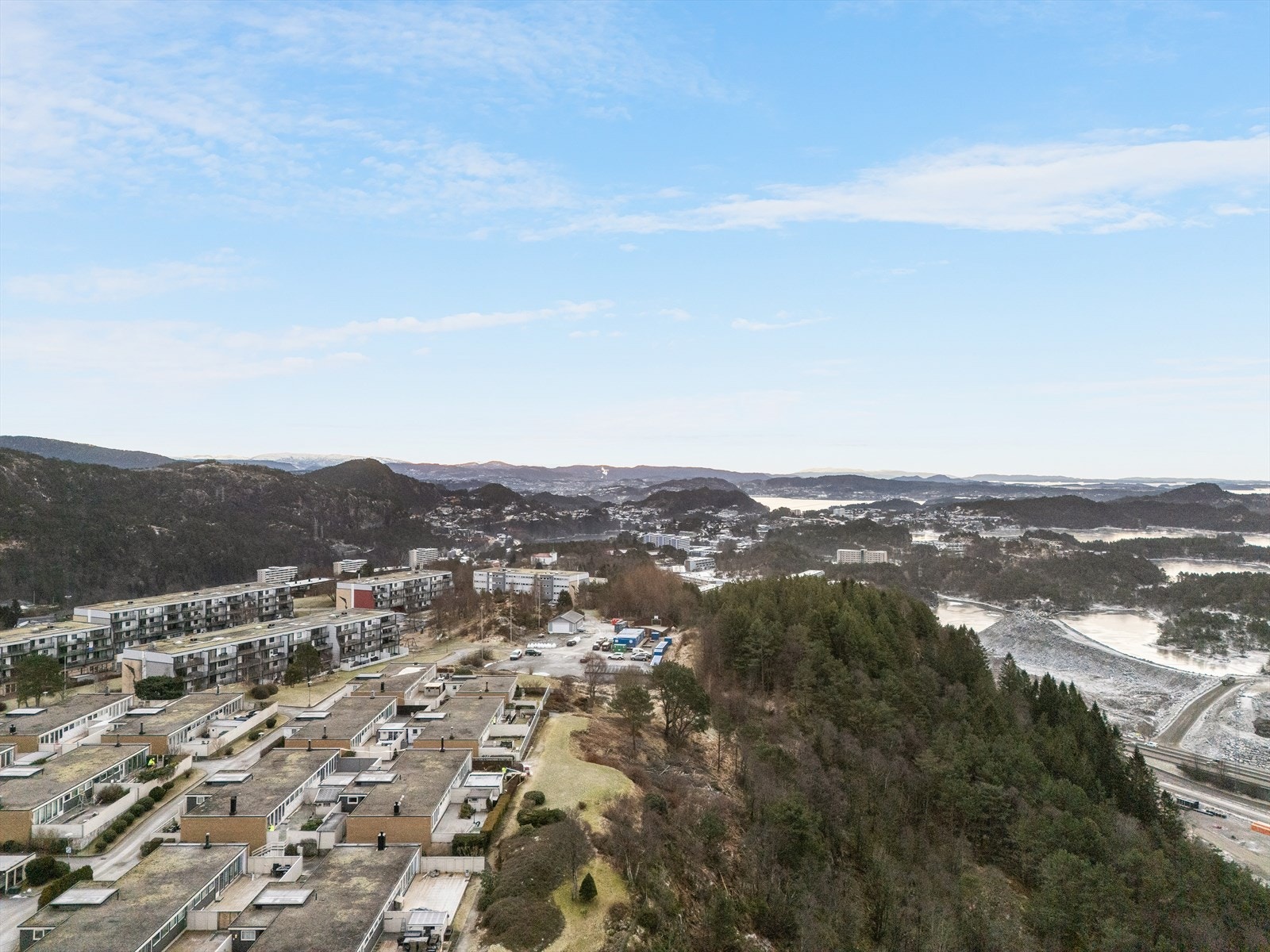 Boligen har en sentral, rolig og barnevennlig beliggenhet i Bergen Vest med gangavstand til nærbutikk, buss og flotte turområder Galleribilde