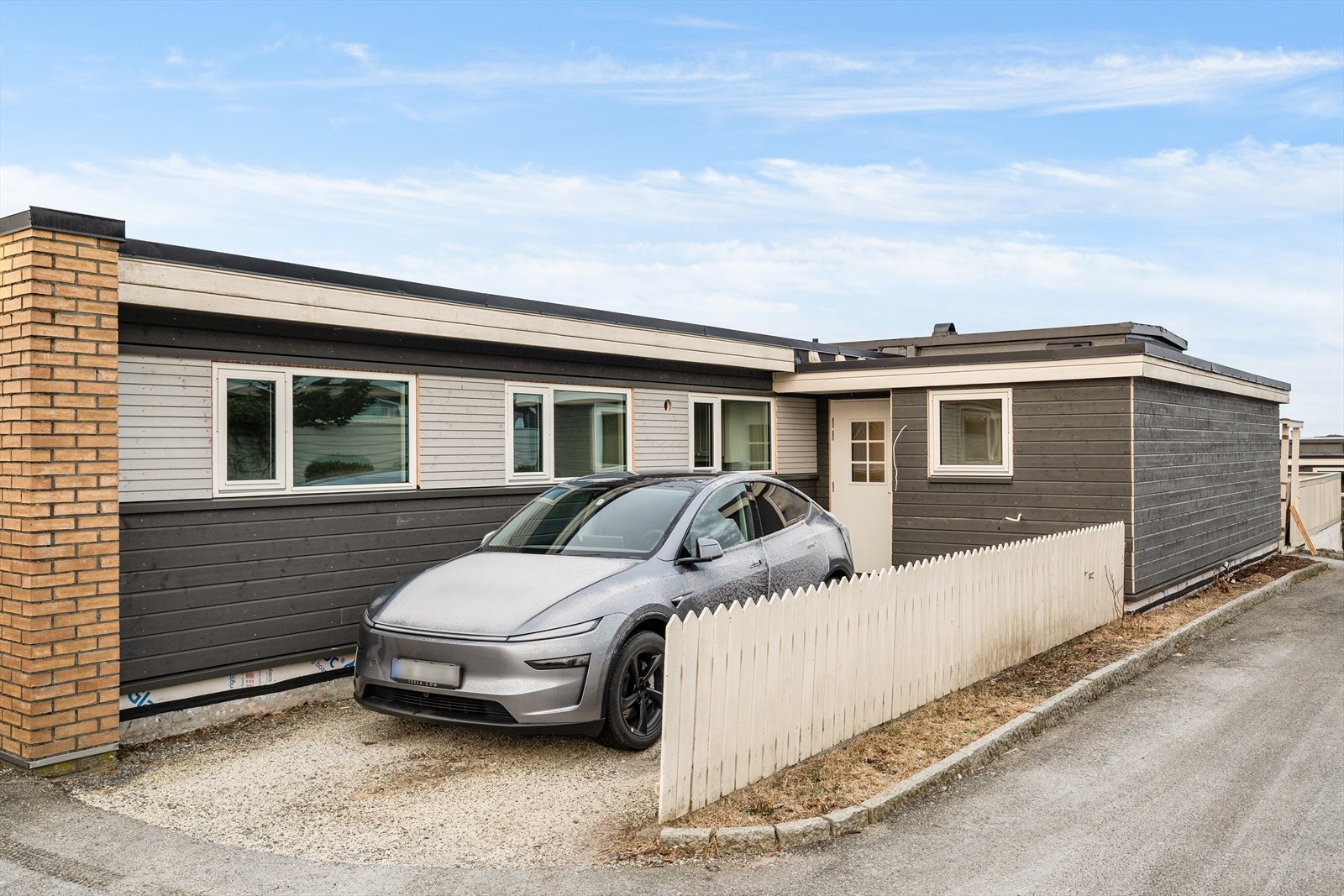 Biloppstillingsplass ved inngangspartiet. Garasjeplass i fellesanlegg med mulighet for el-bil lader Galleribilde