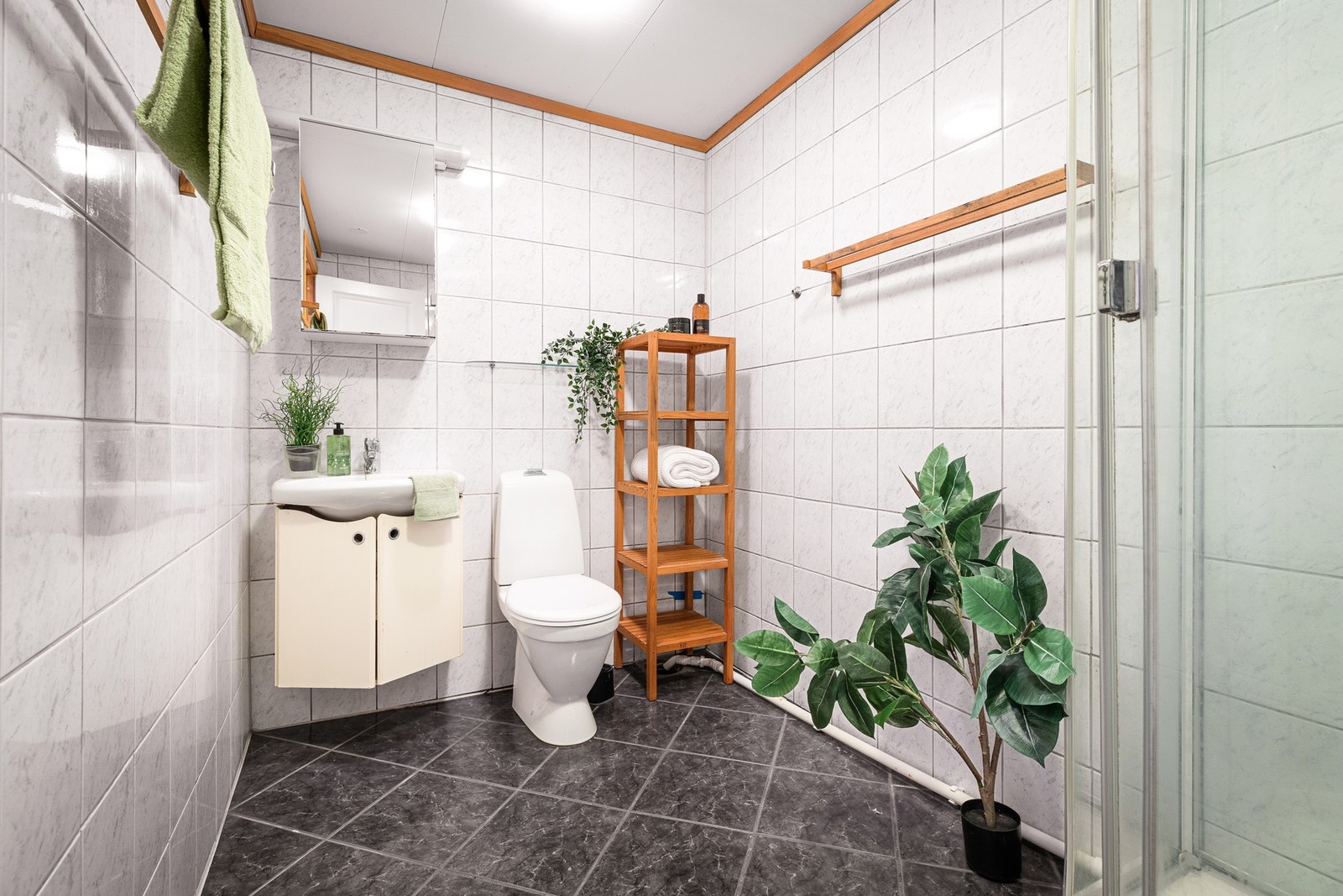 Praktisk bad med toalett og dusj Galleribilde