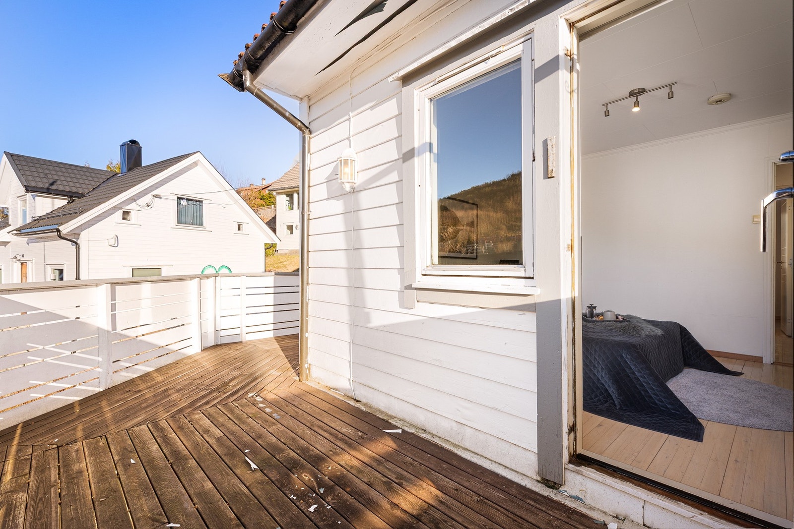 Boligen har behov for endel modernisering, men har en etterspurt og attraktiv beliggenhet Galleribilde