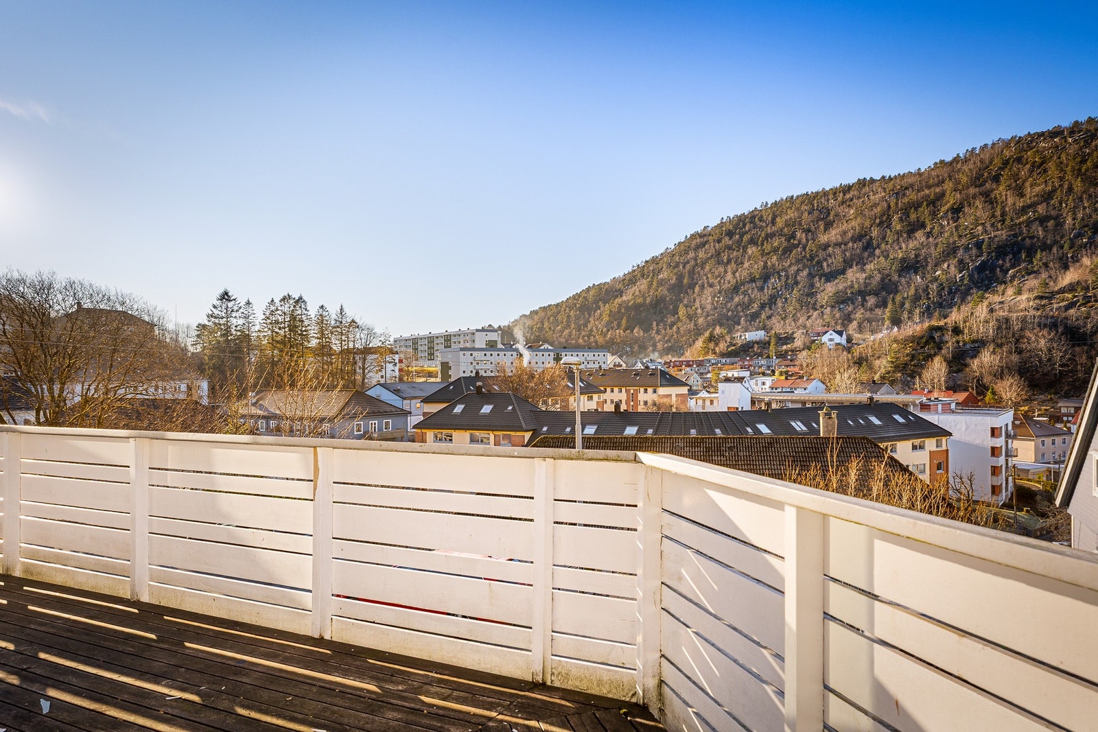 Balkongen er vestvendt og har gode solforhold Galleribilde