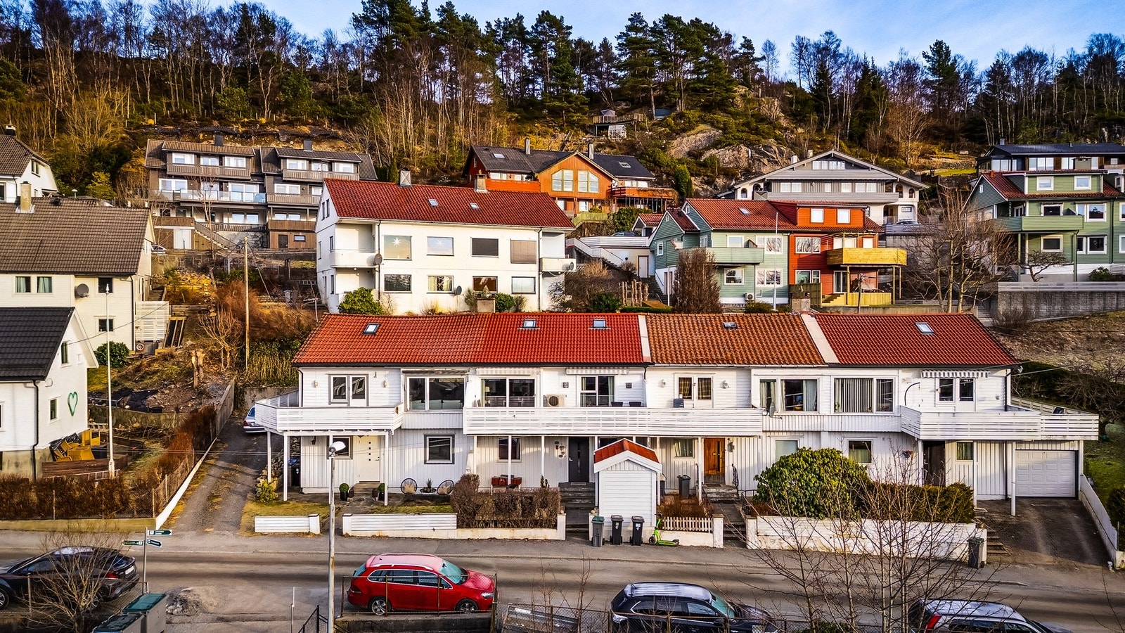 Enderekkehus i populært boområde med parkering og gode solforhold Galleribilde