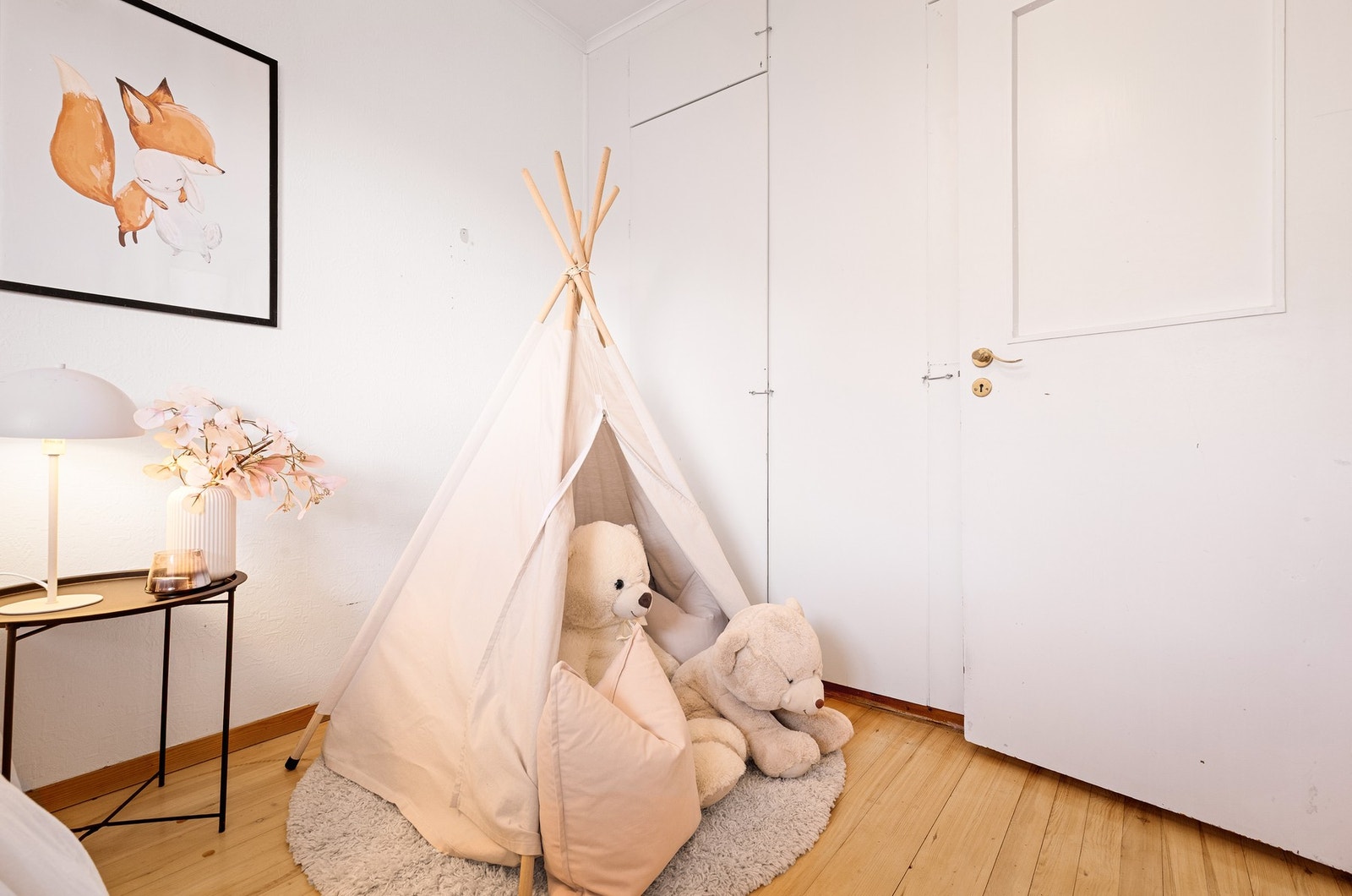 Garderobeskap på begge soverom Galleribilde