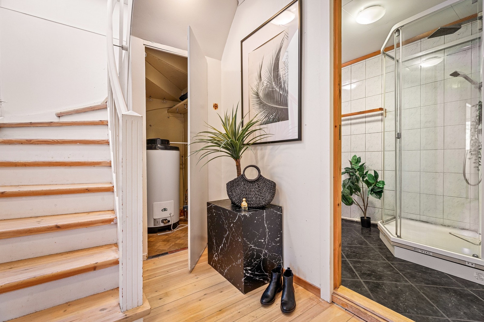 Oppbevaring under trapp - her står varmtvannsbereder som var ny i 2024 Galleribilde