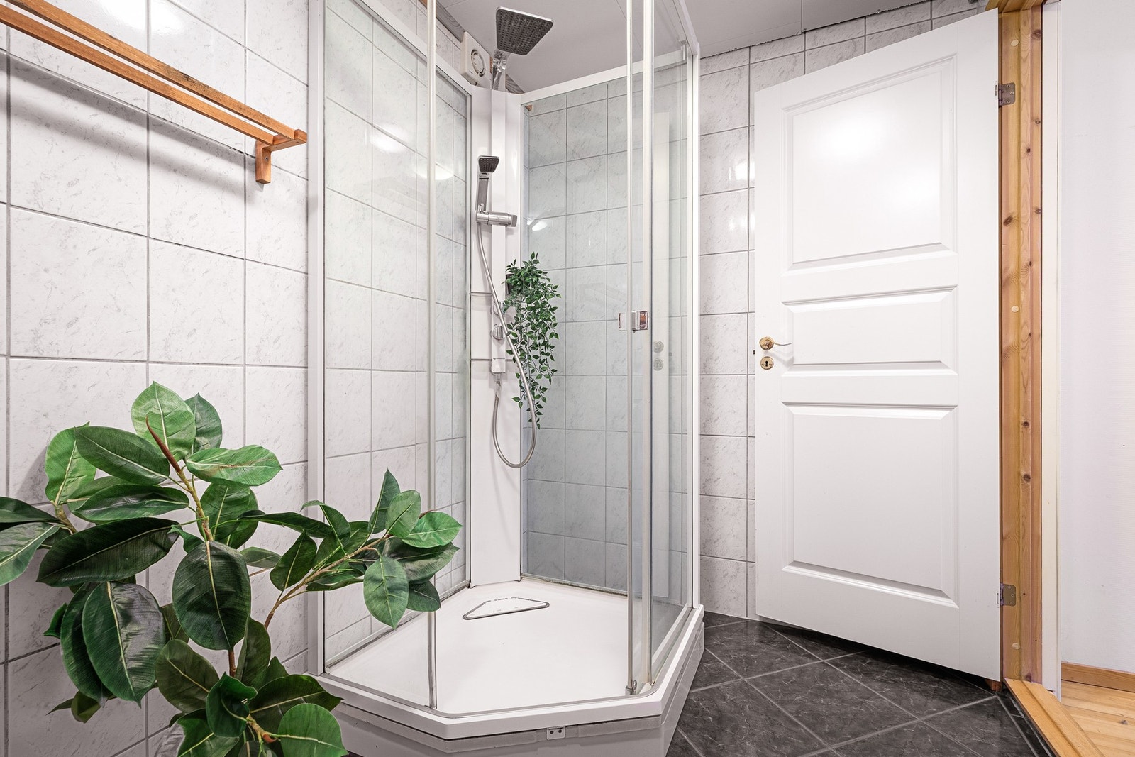 Dusjkabinett som forlenger levetiden til våtrommet Galleribilde