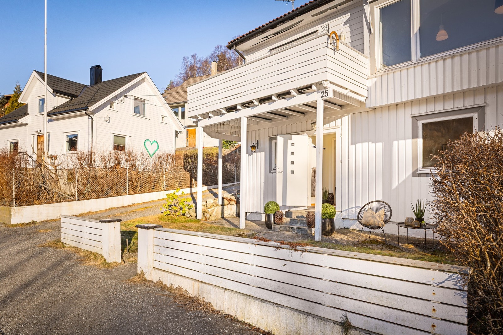 Vestvendt balkong i forkant av boligen Galleribilde