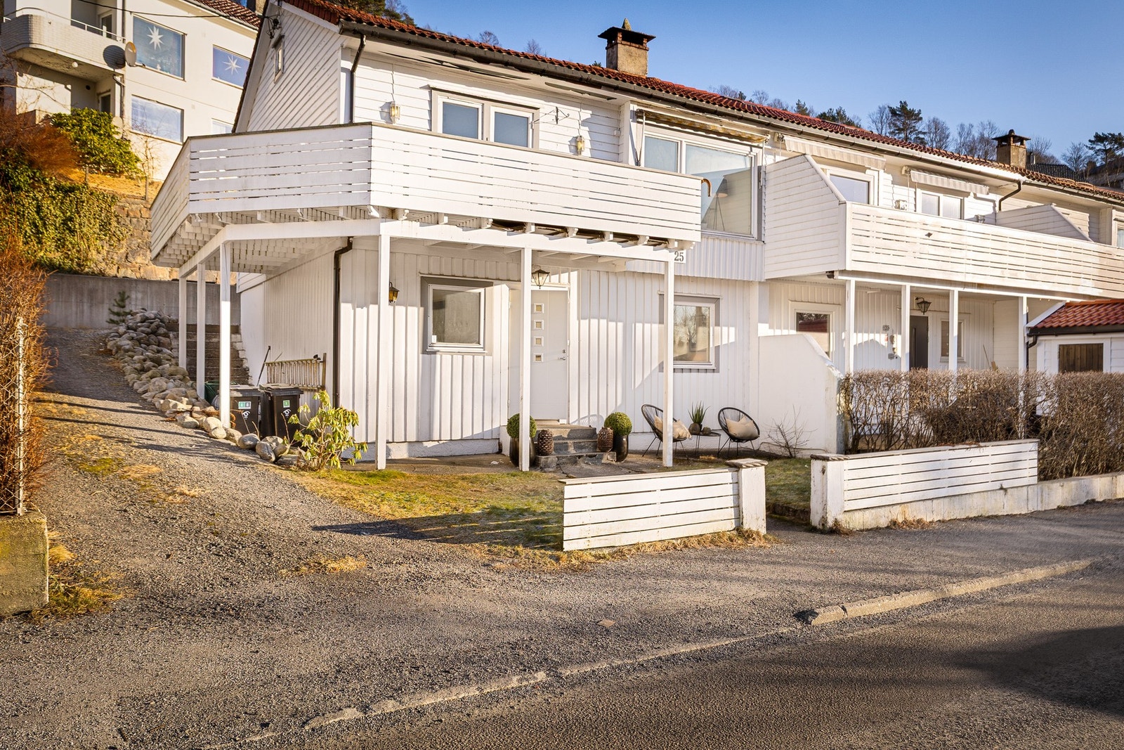 Ved siden av boligen har man parkeringsplass til minst 2 biler Galleribilde