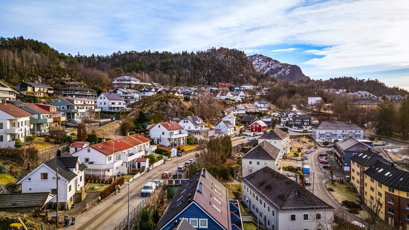Turstier opp til blant annet Løvstakken like utenfor inngangsdøren Galleribilde