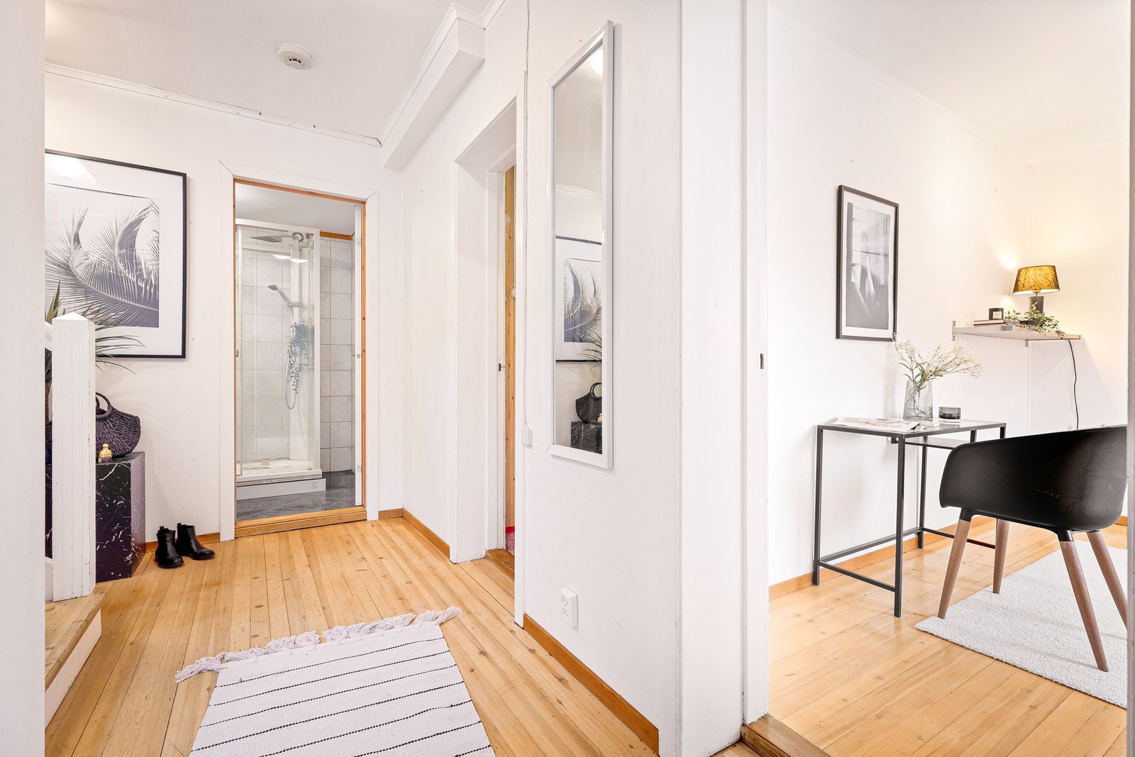 Lys og luftig entrè/gang som leder inn til 2 soverom, bad og vaskerom/bod Galleribilde