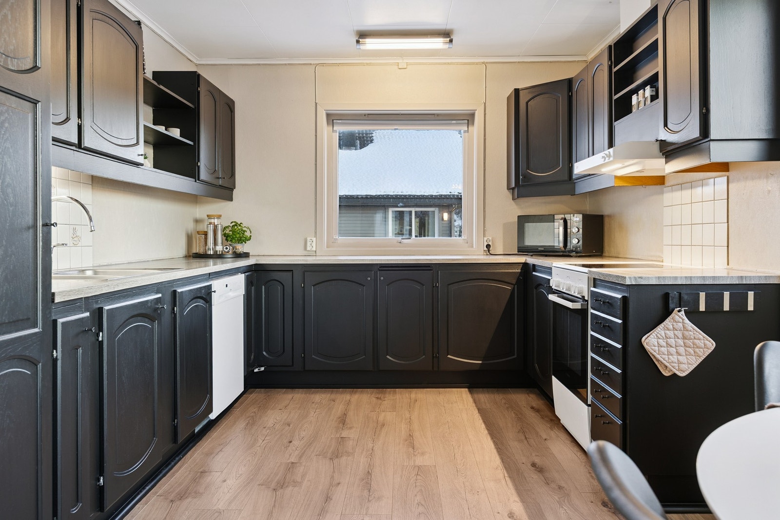 Kjøkken som er modernisert i moderne fargevalg. Galleribilde