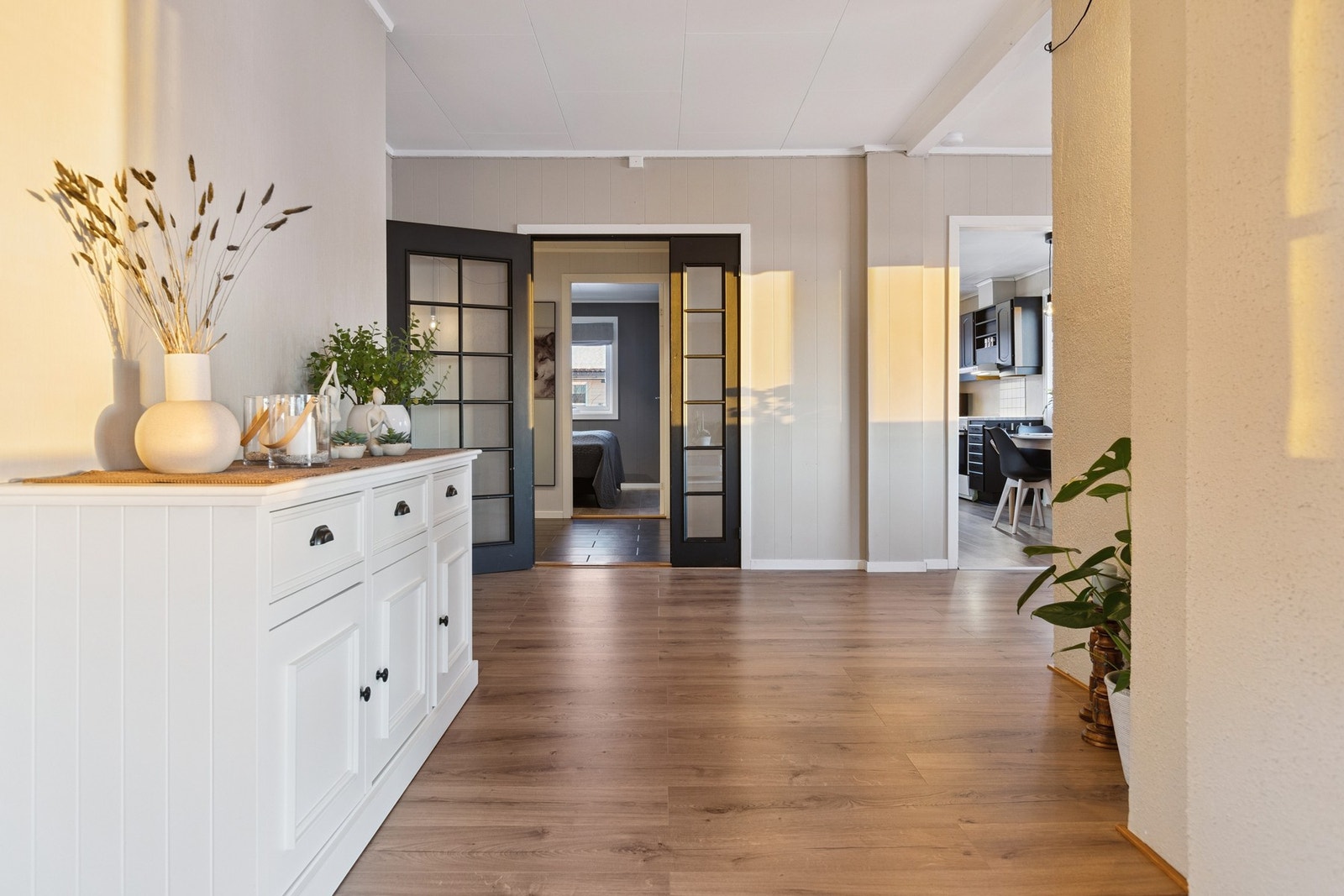 Stuedel med delvis åpen løsning mot spisestue. Galleribilde