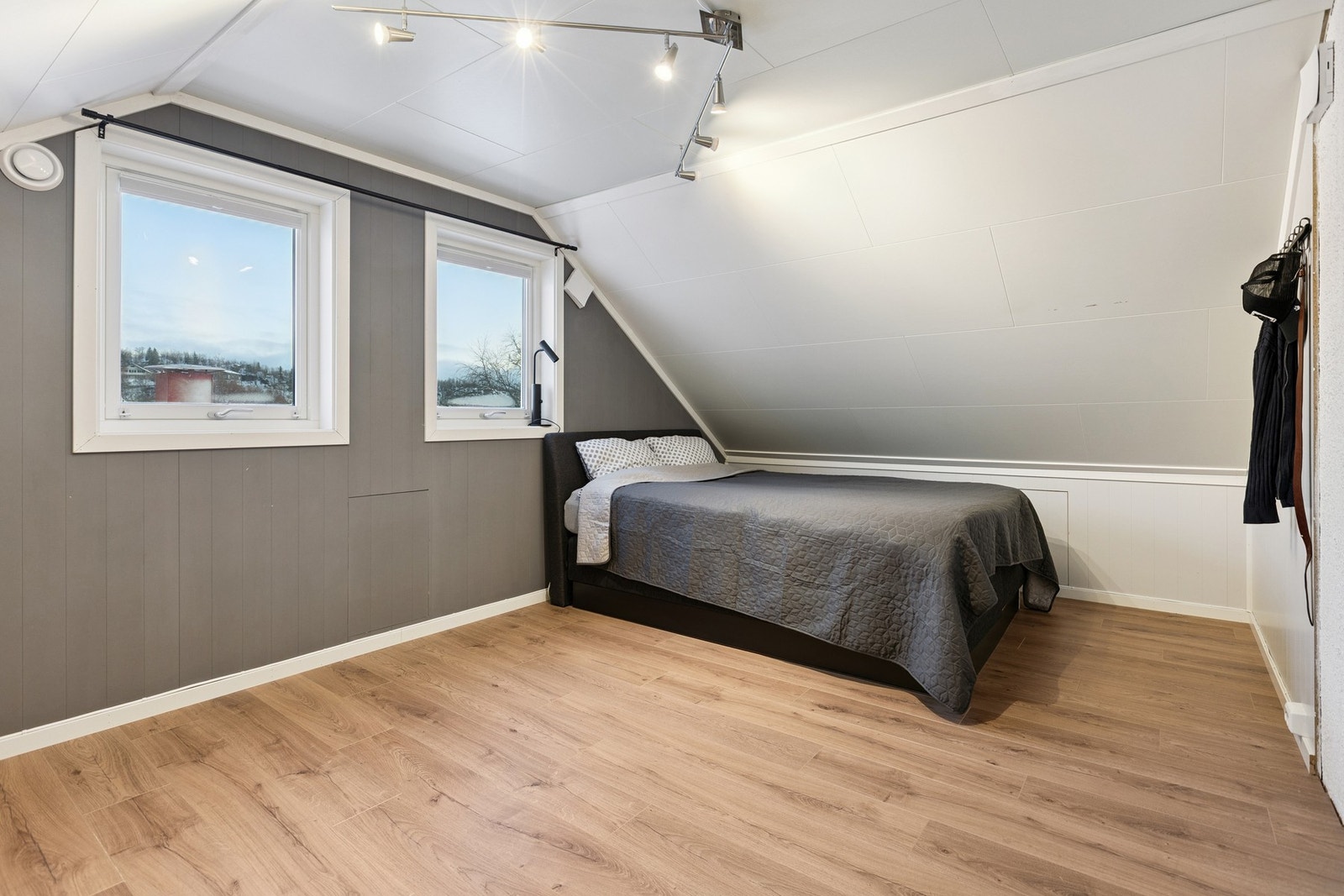 Soverom nr. 1 på loft. Rommet er av god størrelse. Galleribilde