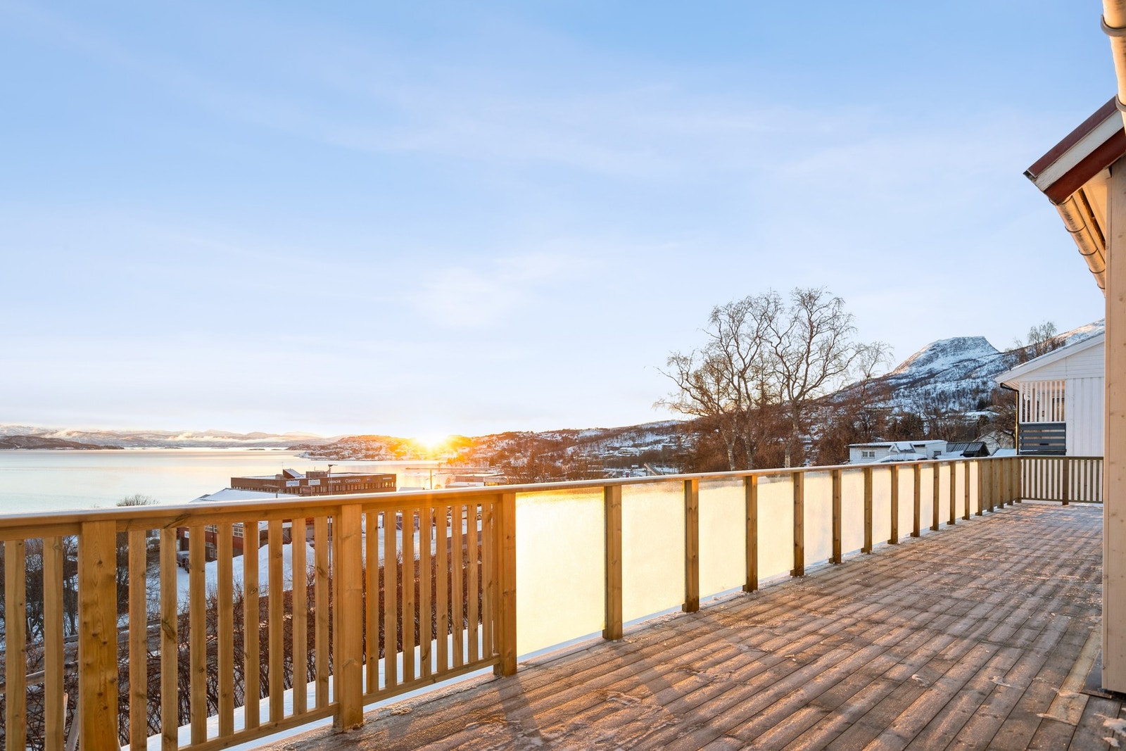 Supre uteområder med stor veranda og utsikt. Galleribilde
