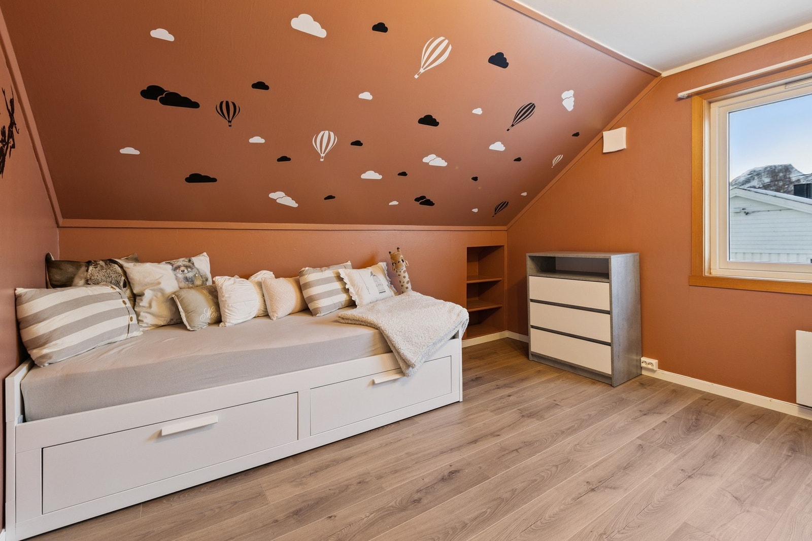 Soverom nr. 2 på loft. God størrelse på dette rommet også. Galleribilde