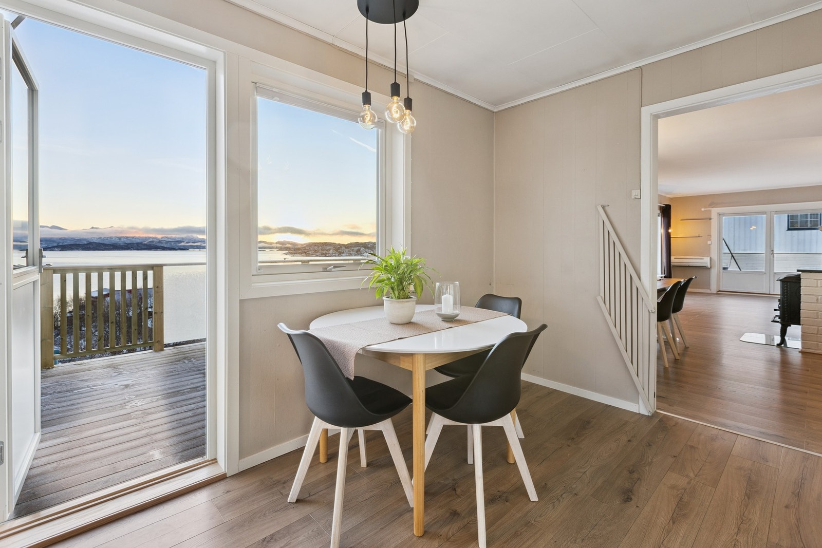 Kjøkkenavdeling med plass for kjøkkenbord. Galleribilde