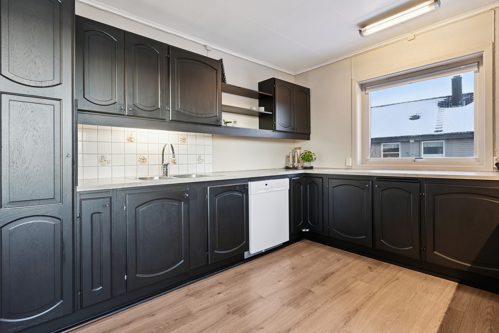 God arbeidsflate og vindu som gir lys i rommet. Galleribilde