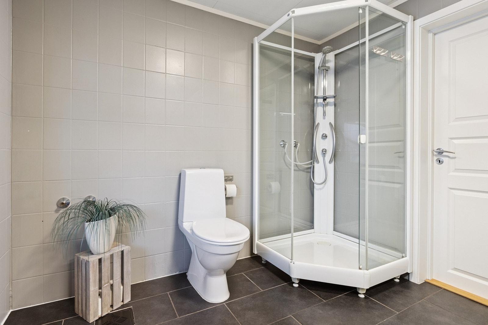 Det har tidligere vært både badekar og dusj i rommet. Galleribilde