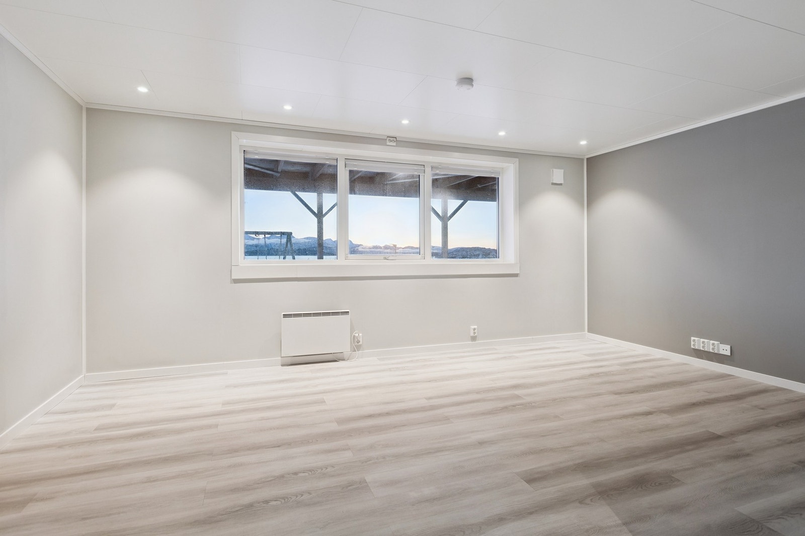 Del av underetasje som er innredet til utleiedel. (Arealet er opprinnelig godkjent som "disponibelt areal"). Galleribilde