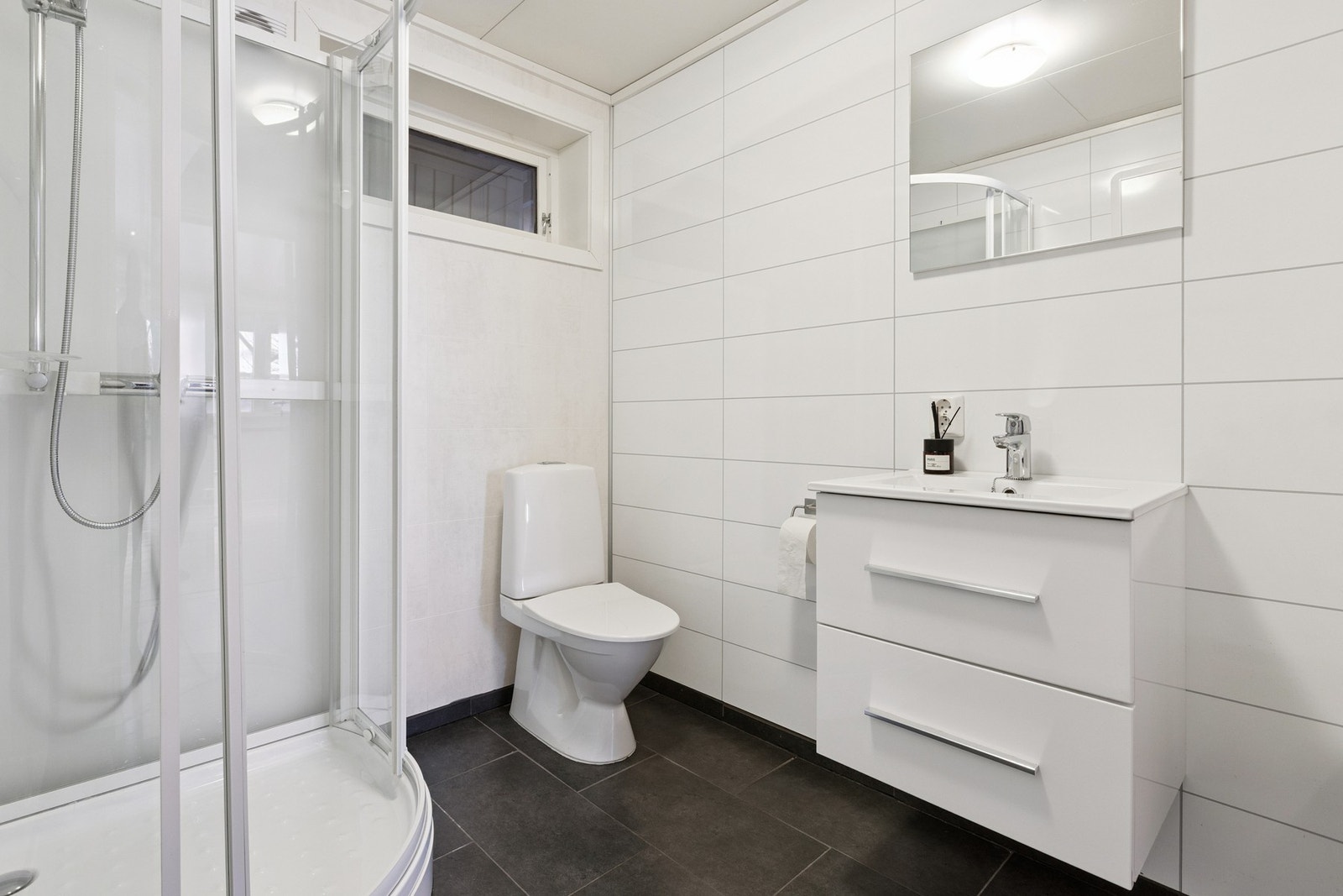 Bad i underetasje som tidligere har vært utleid. (Arealet er opprinnelig godkjent som redskapsbod). Galleribilde