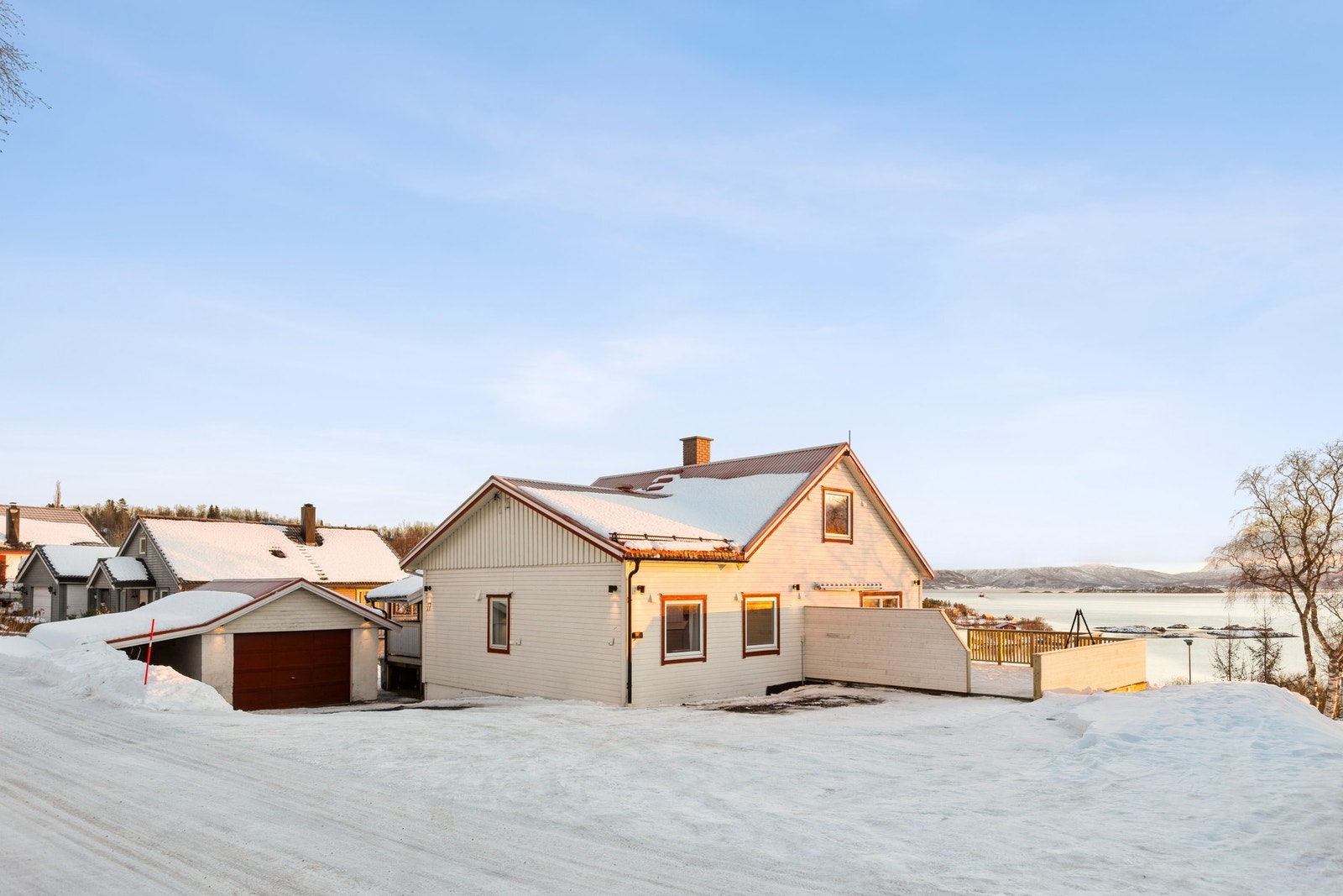 Adkomst, gårdsplass, sett fra Øverland. Romslig tomt. Galleribilde