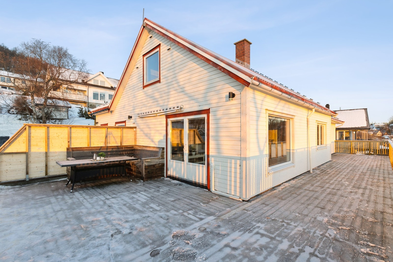 Veranda med utgang fra både kjøkken og stue. Galleribilde