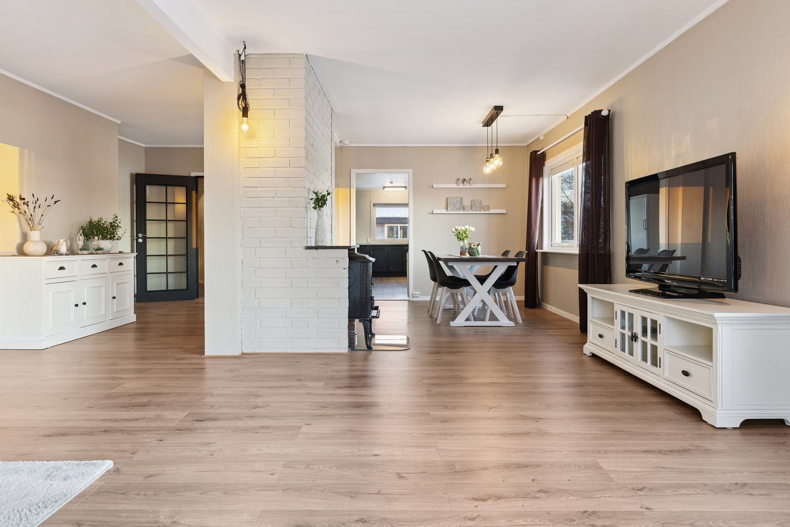 Du får god plass til spisestue og adkomst kjøkken rett frem. Galleribilde