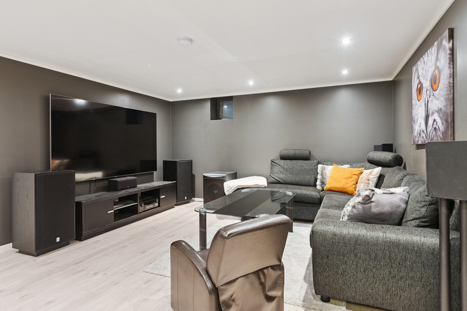 Underetasje som tilhører hoveddel. (Arealet er opprinnelig godkjent som bod). Galleribilde