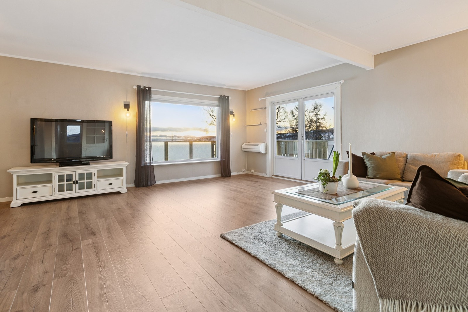 Stor og god stue med nydelige utsiktsforhold. Galleribilde