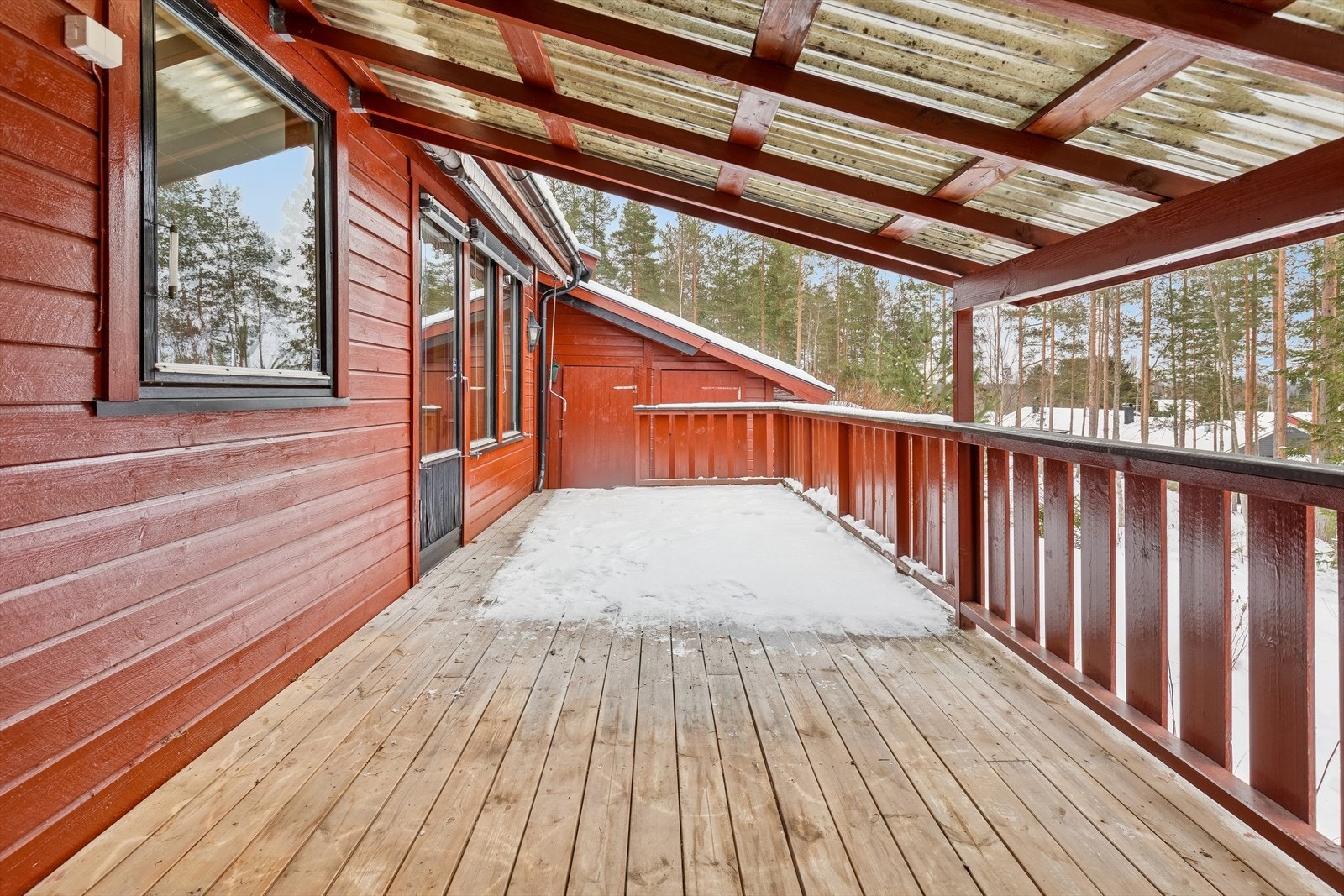 Stueterrassen har en overbygd del på ca 10 m2, slik at uteplassen kan nytes i ulikt vær. Adkomst til uteboder. Galleribilde