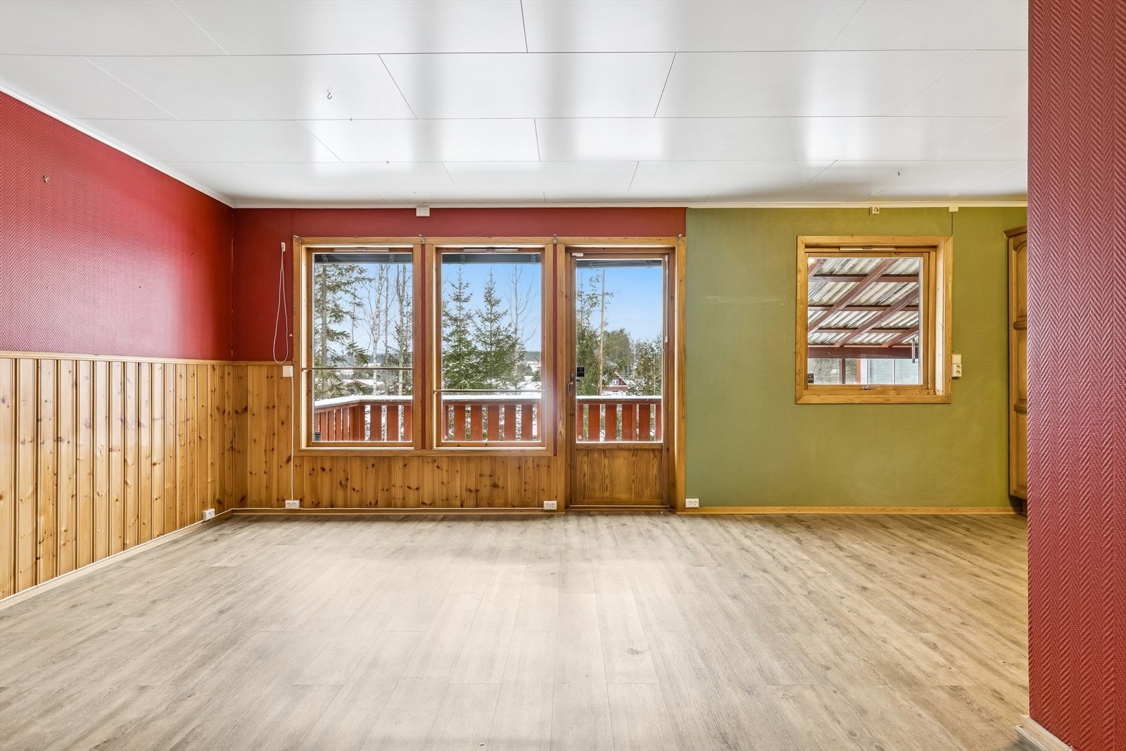 Stuen har vinylstaver av nyere dato på gulvet og gir et godt utgangspunkt for å sette sitt eget preg. Galleribilde